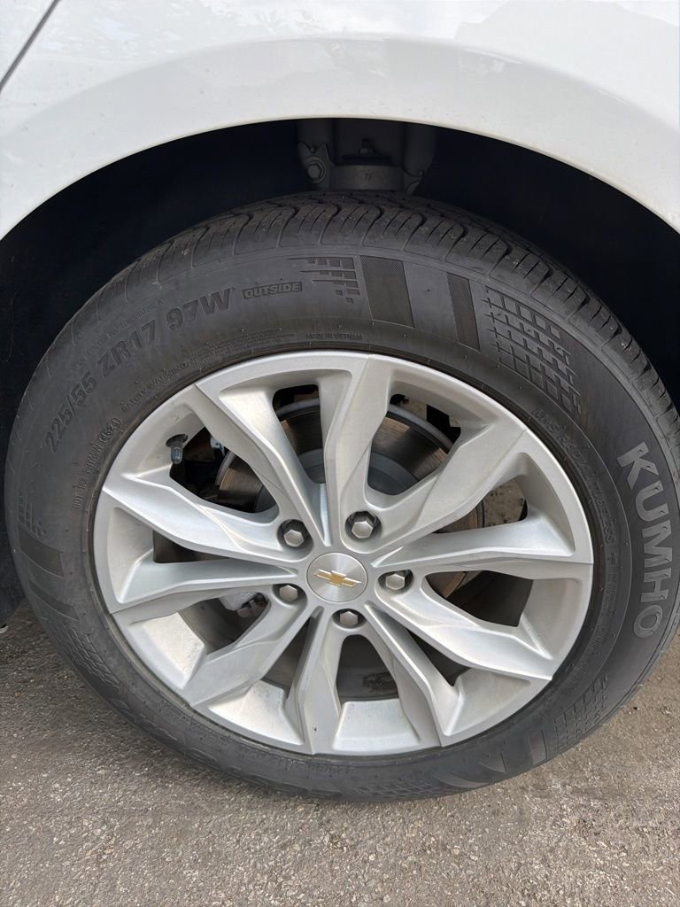 Used 2025 Chevrolet Malibu LT image 2