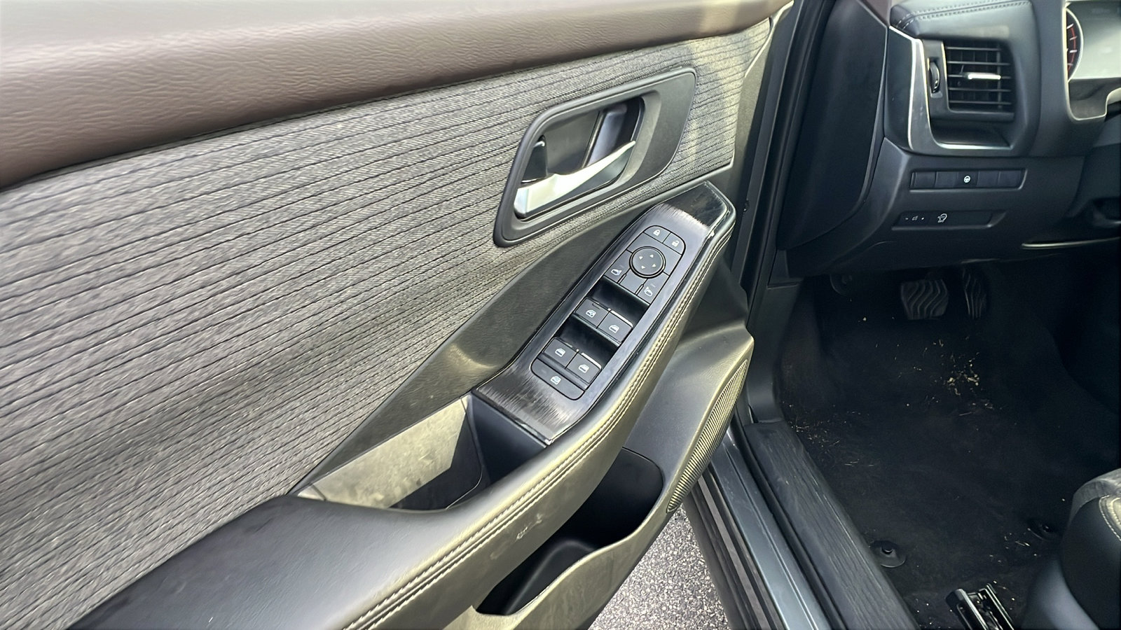 Used 2023 Nissan Rogue SV image 15