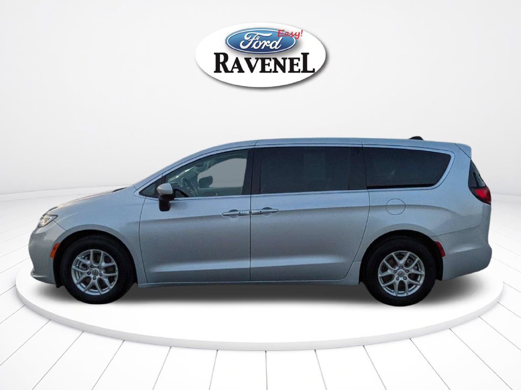 Used 2023 Chrysler Pacifica Touring-L FWD image 7