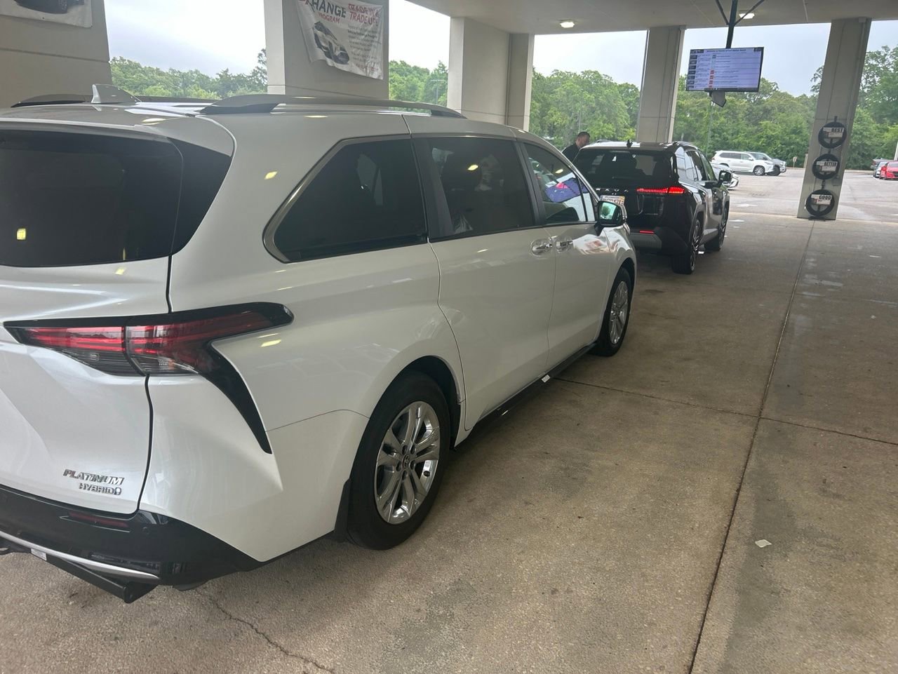 Used 2023 Toyota Sienna Platinum AWD/4WD image 4