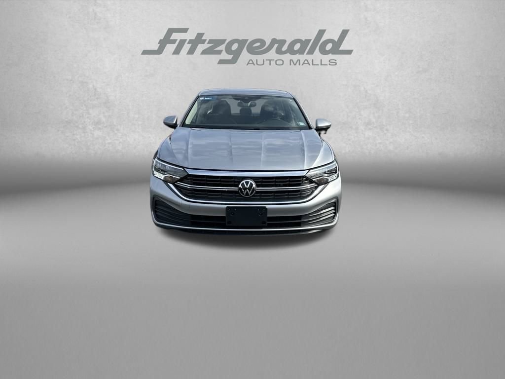 Used 2024 Volkswagen Jetta SE image 2