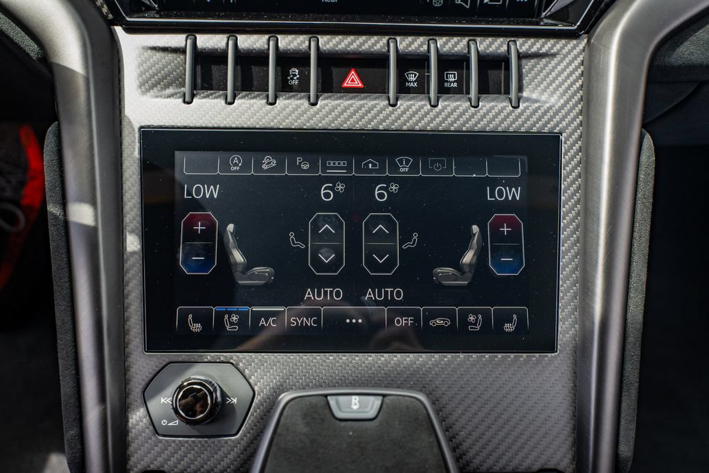 Used 2024 Lamborghini Urus Performante AWD/4WD image 36