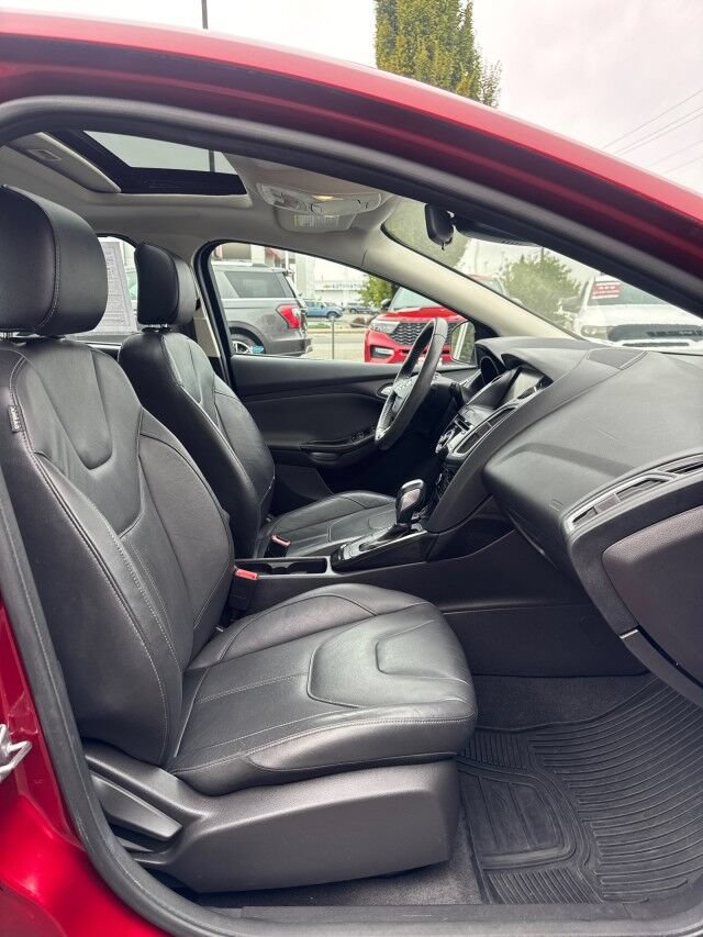 Used 2015 Ford Focus Titanium w/ Titanium Technology Package FWD image 17