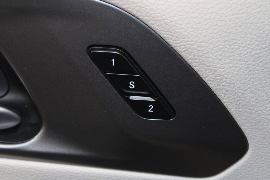 Used 2024 Chrysler Pacifica Touring-L image 39