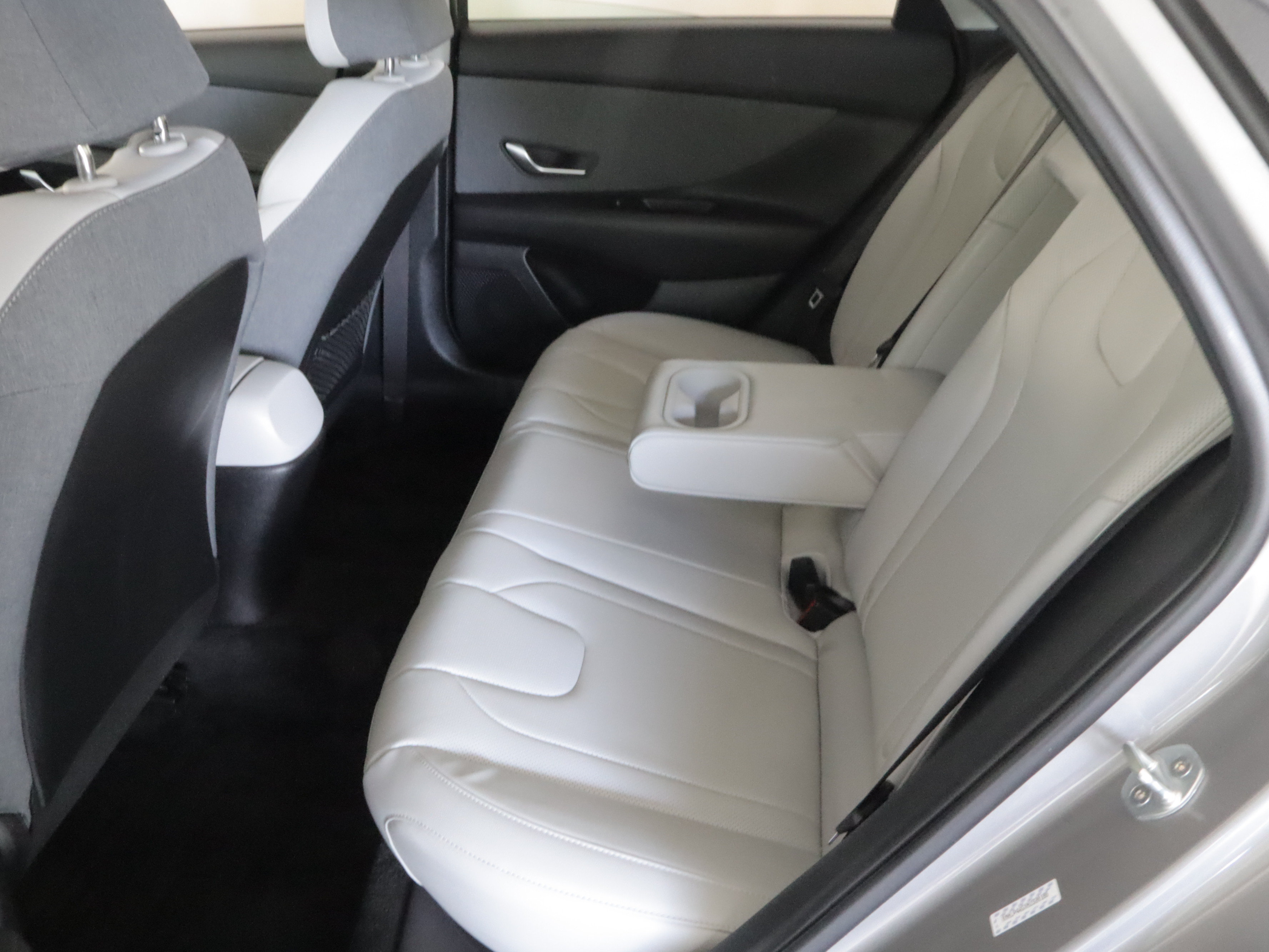 Used 2022 Hyundai Elantra Limited w/ Cargo Package FWD image 9