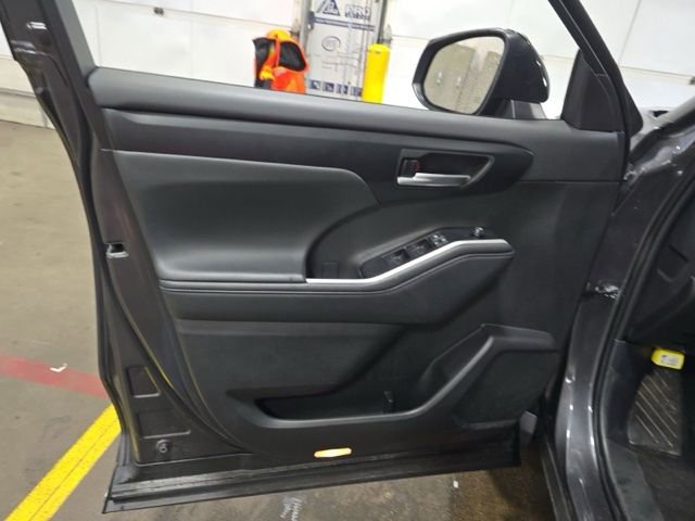 Used 2025 Toyota Highlander XSE AWD/4WD image 13