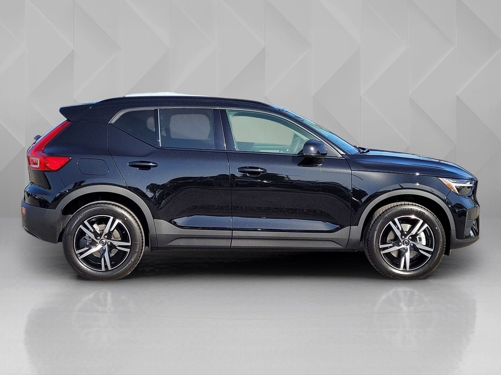 New 2026 Volvo XC40 B4 Core w/ Climate Package FWD image 7