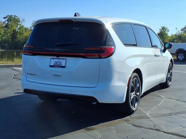New 2026 Chrysler Pacifica Select image 2