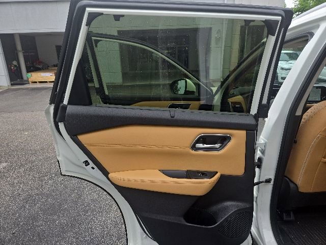 Certified 2023 Nissan Rogue Platinum w/ Platinum Premium Package AWD/4WD image 16