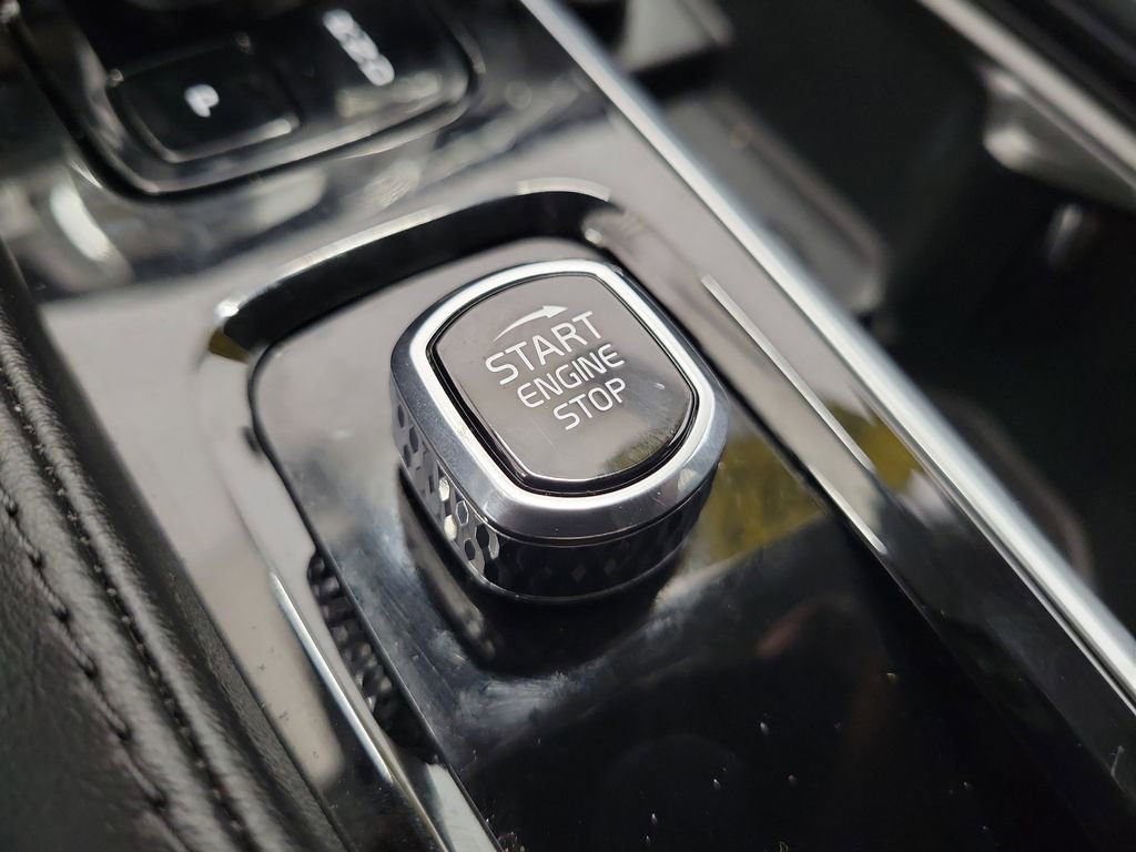 Used 2023 Volvo XC90 B6 Plus image 33