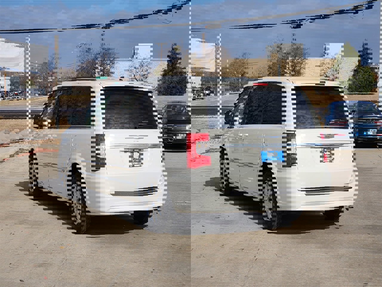 Used 2011 Chrysler Town & Country Touring-L image 7