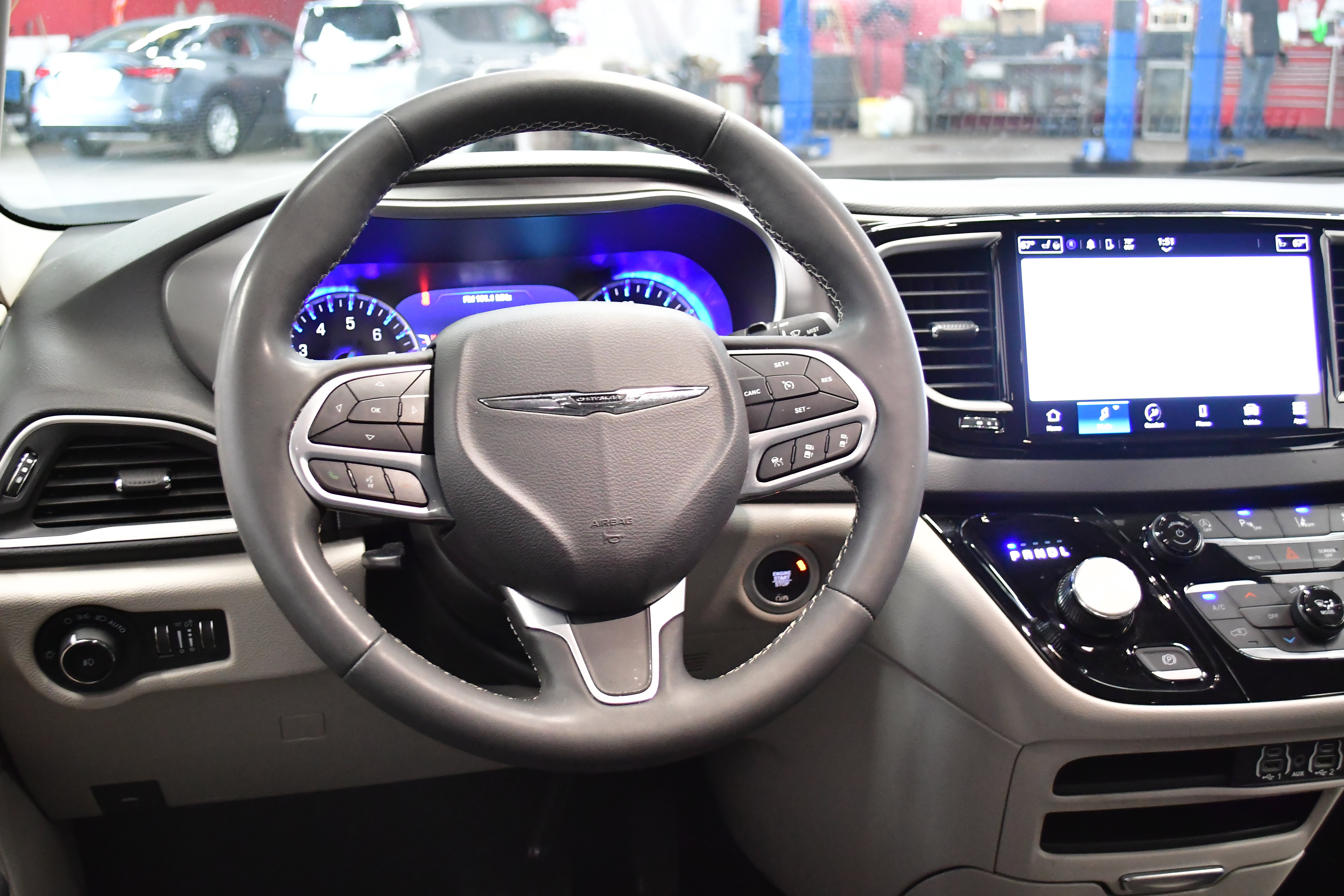 Used 2023 Chrysler Pacifica Touring-L FWD image 10
