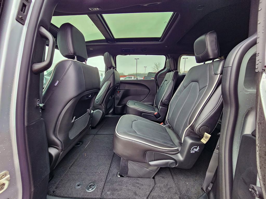 New 2026 Chrysler Pacifica Limited image 32