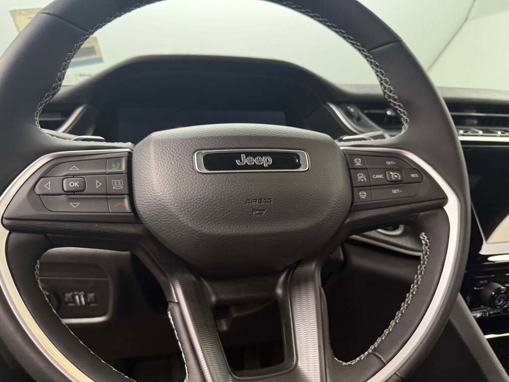 New 2025 Jeep Grand Cherokee L Laredo image 23