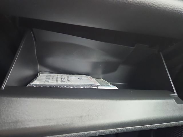 Used 2025 Chrysler Pacifica Select image 32