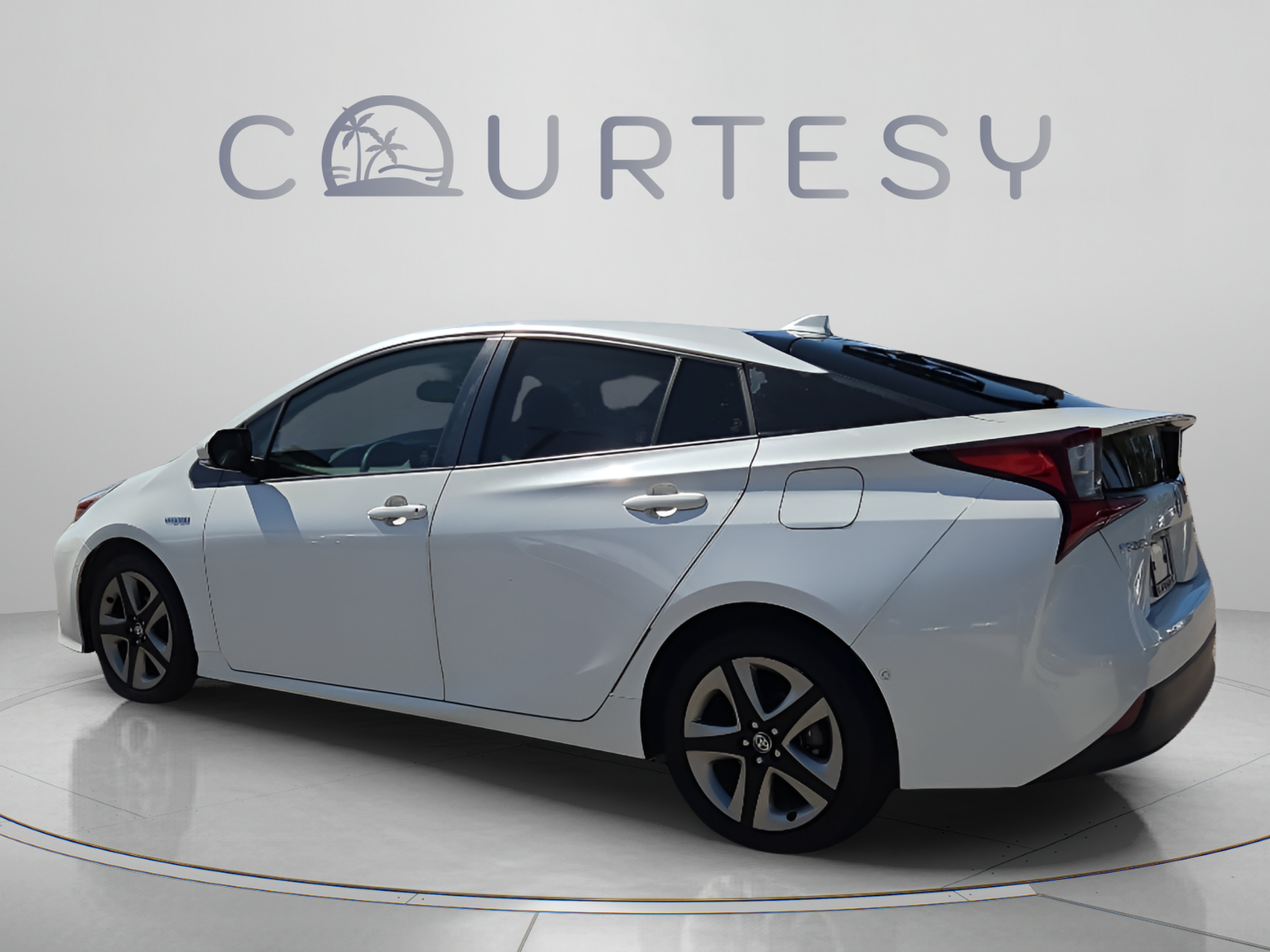 Used 2019 Toyota Prius XLE FWD image 3