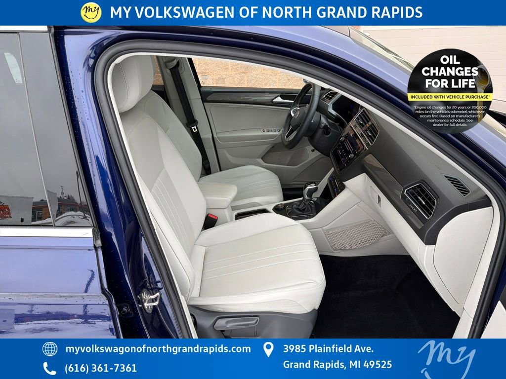 Used 2022 Volkswagen Tiguan SE w/ Panoramic Sunroof Package image 26