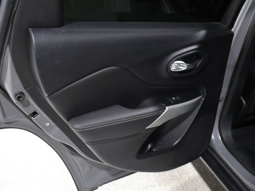 Certified 2022 Jeep Cherokee Latitude AWD/4WD image 19
