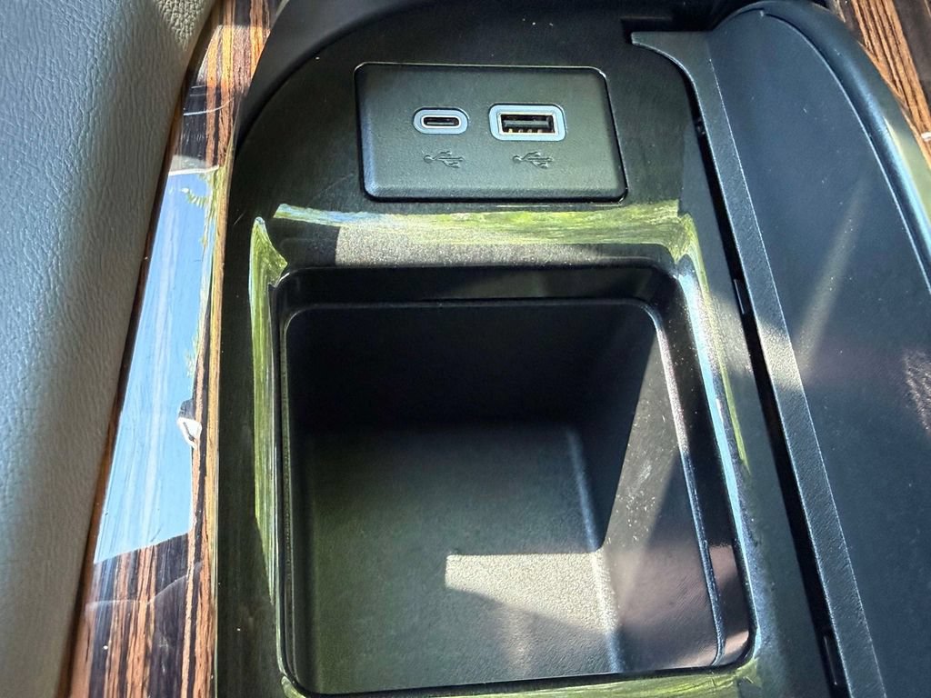 Used 2024 Cadillac Escalade Luxury AWD/4WD image 26