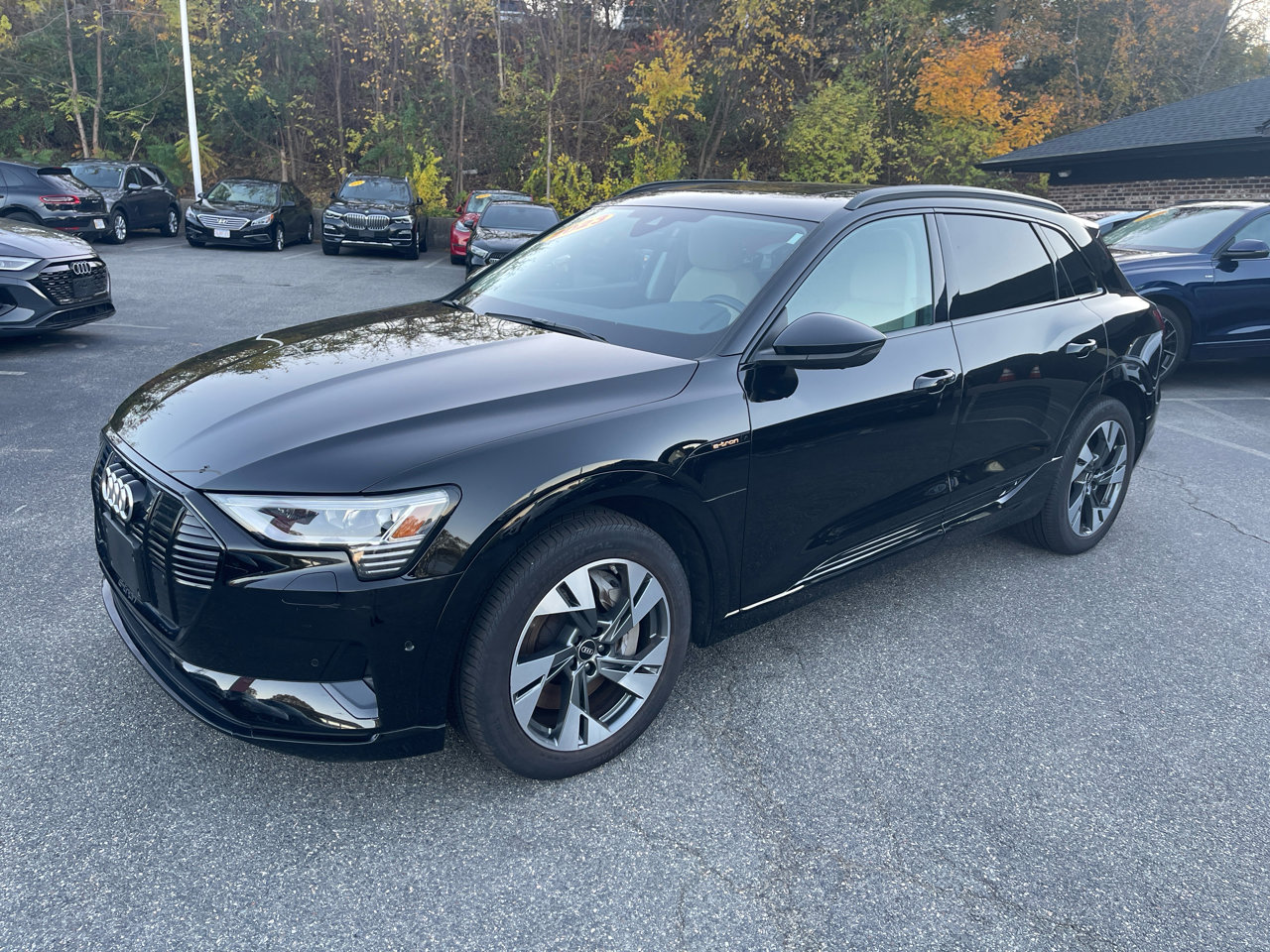 Used 2023 Audi e-tron Premium w/ Convenience Plus Package image 2
