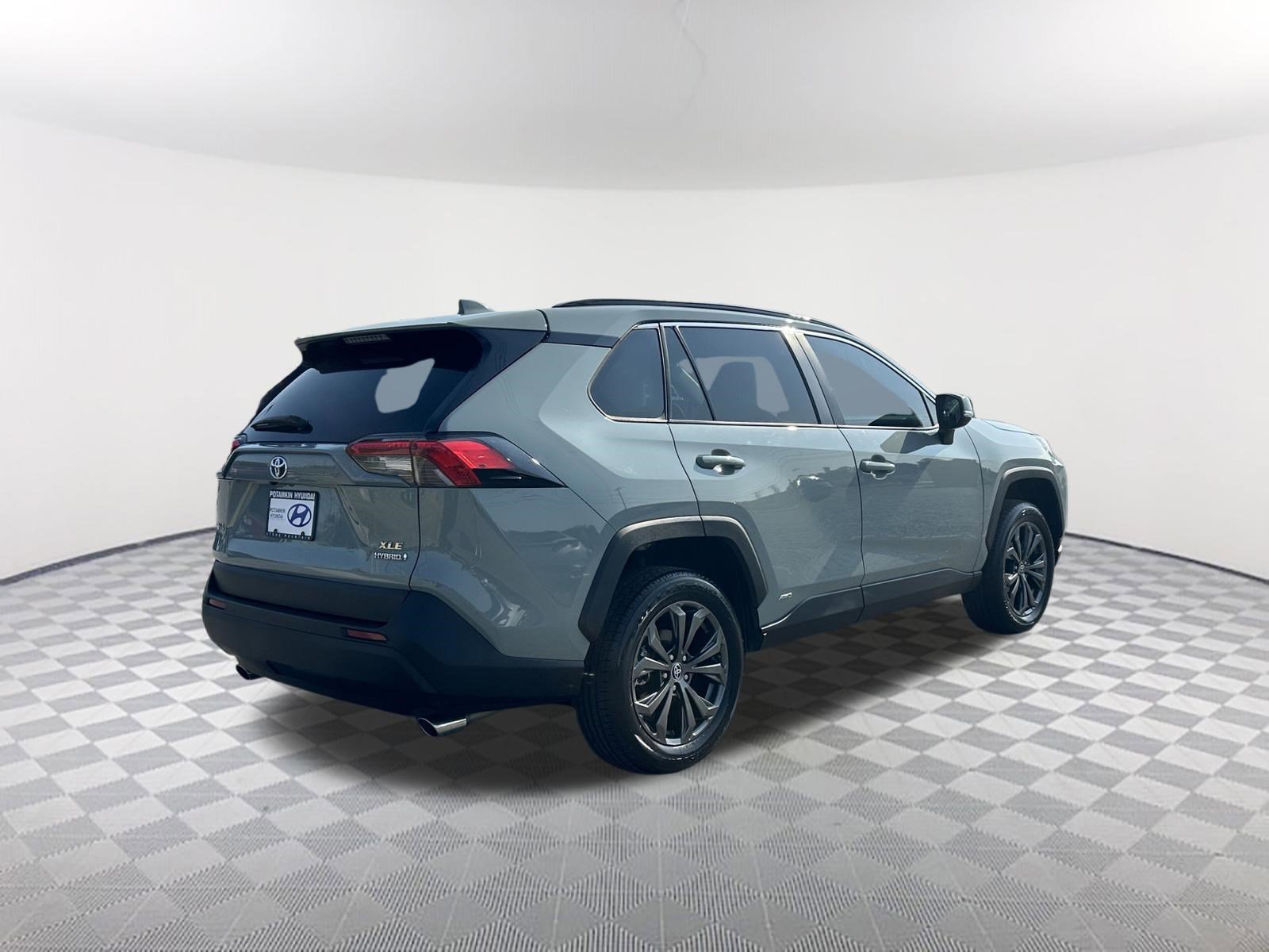 Used 2022 Toyota RAV4 XLE Premium AWD/4WD image 7