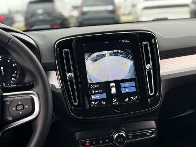 Used 2021 Volvo XC40 T5 Momentum image 3