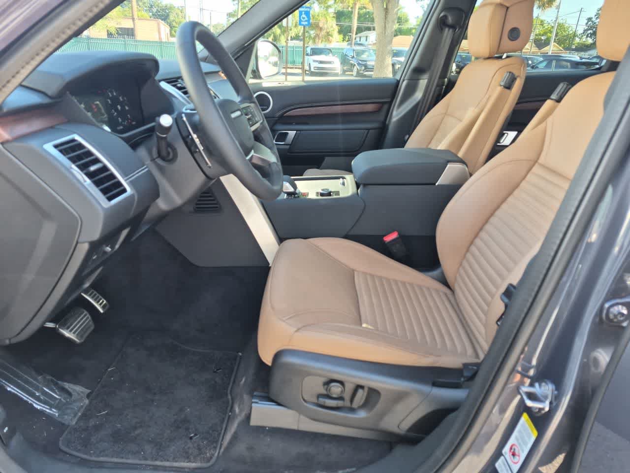 Certified 2025 Land Rover Discovery Dynamic SE AWD/4WD image 17