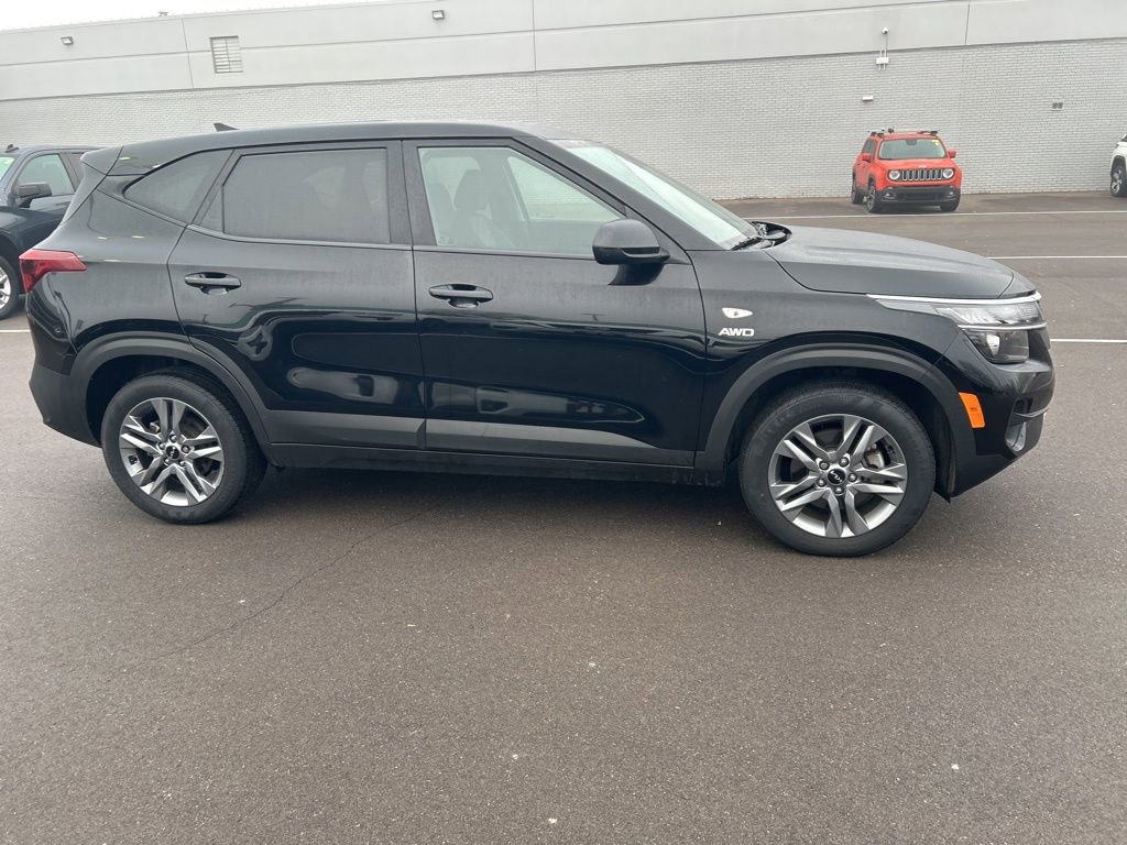 Used 2023 Kia Seltos LX image 4