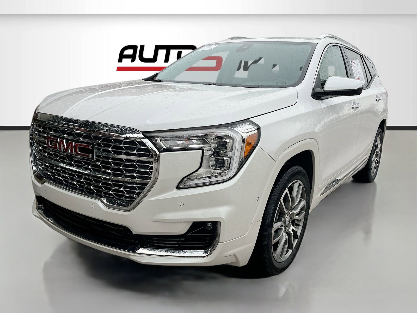 Used 2024 GMC Terrain Denali w/ Denali Premium Package image 3