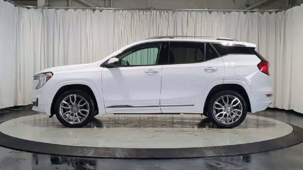 Used 2023 GMC Terrain Denali w/ Denali Premium Package AWD/4WD image 6
