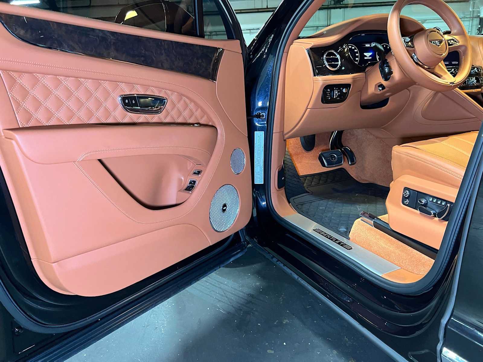 Used 2022 Bentley Bentayga AWD/4WD image 23