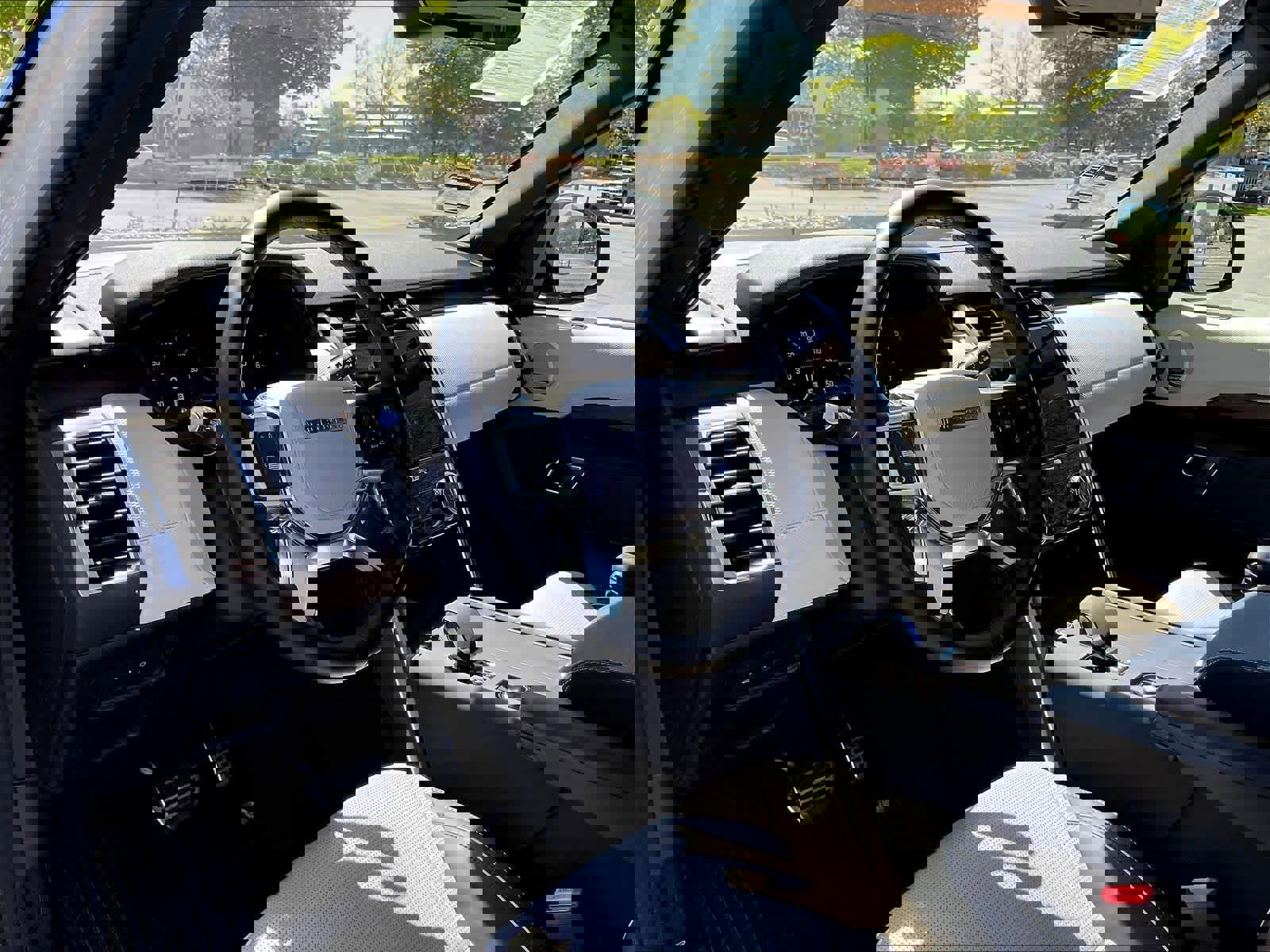 Used 2023 Land Rover Discovery HSE R-Dynamic AWD/4WD image 16