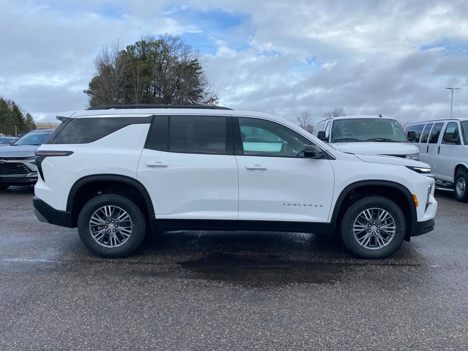 New 2026 Chevrolet Traverse LT w/ LPO, Floor Liner Package FWD image 2