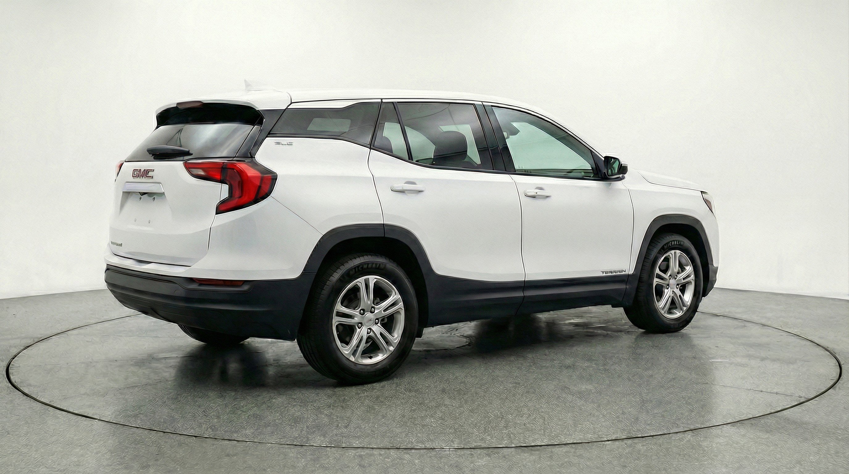 Used 2024 GMC Terrain SLE image 9