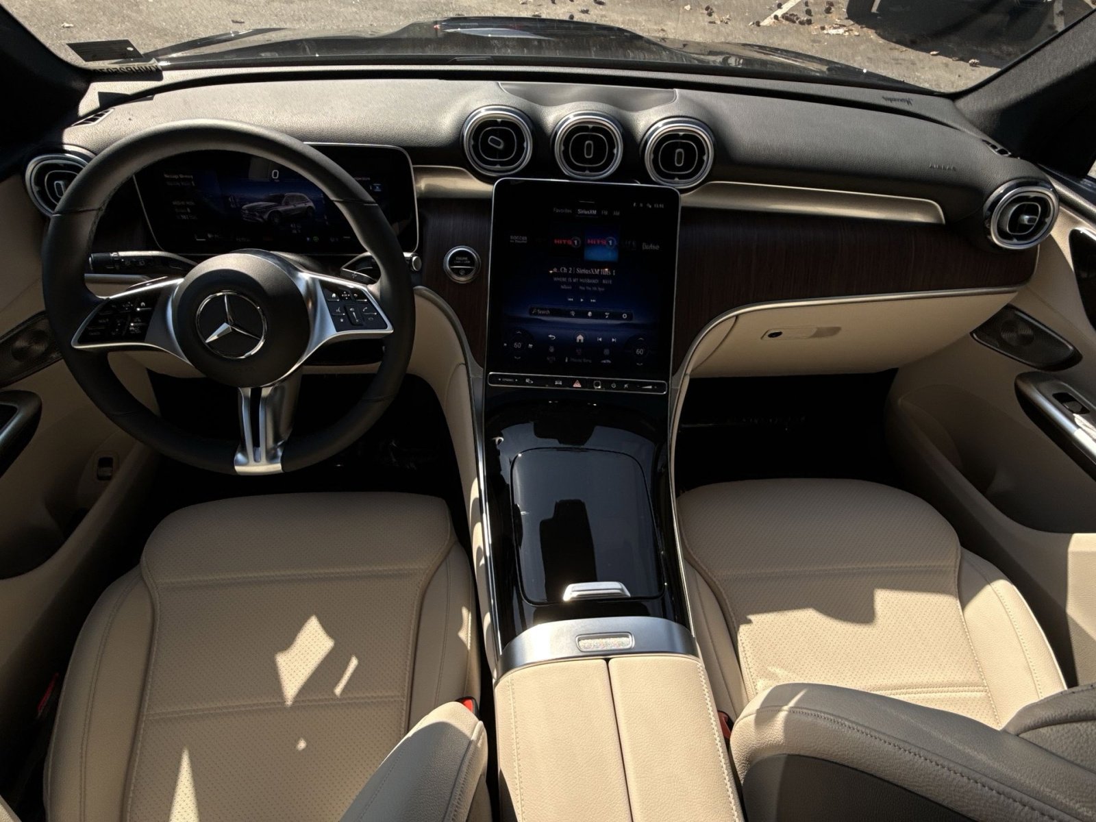 Used 2025 Mercedes-Benz GLC 300 4MATIC image 23