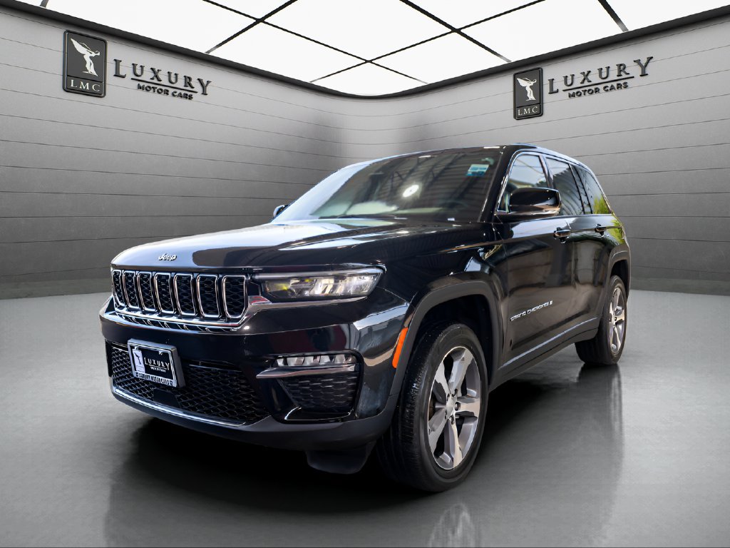 Used 2023 Jeep Grand Cherokee Limited w/ Trailer Tow Prep Group (B) AWD/4WD image 4