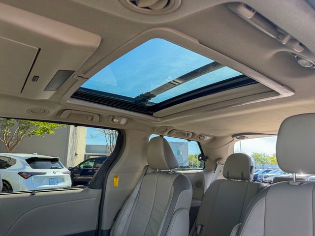 Used 2014 Toyota Sienna Limited w/ Limited Premium Package image 32