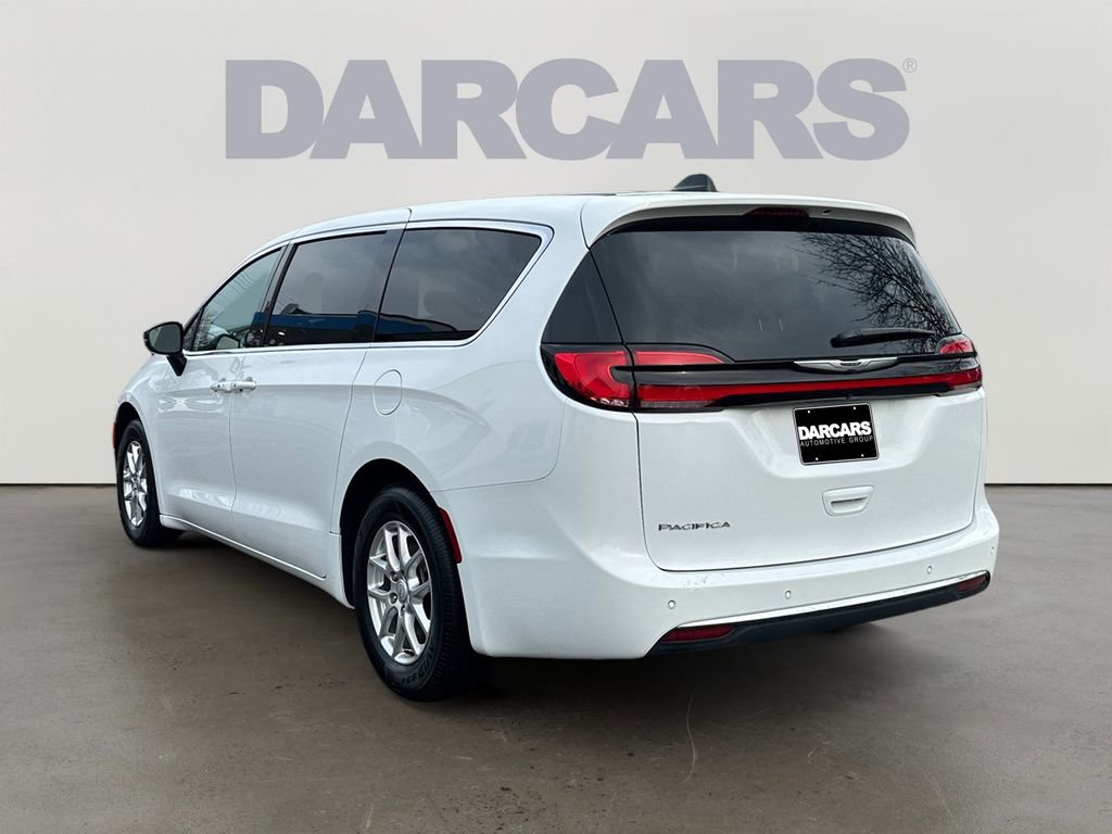Used 2025 Chrysler Pacifica Select FWD image 5