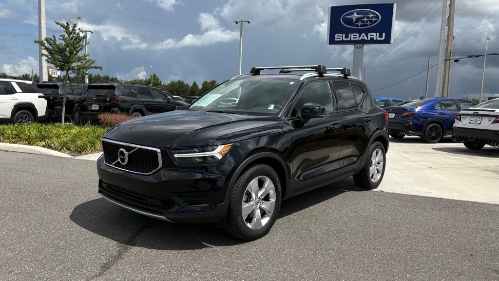 Used 2022 Volvo XC40 T4 Momentum FWD image 1