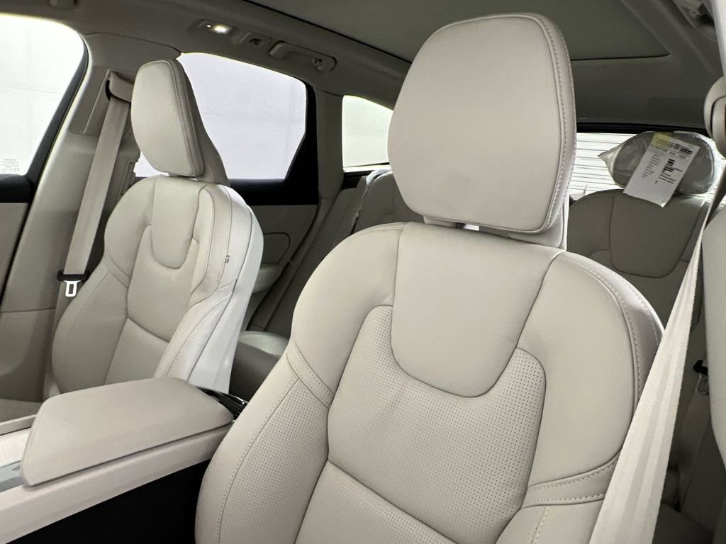 New 2026 Volvo XC60 B5 Ultra w/ Climate Package image 12