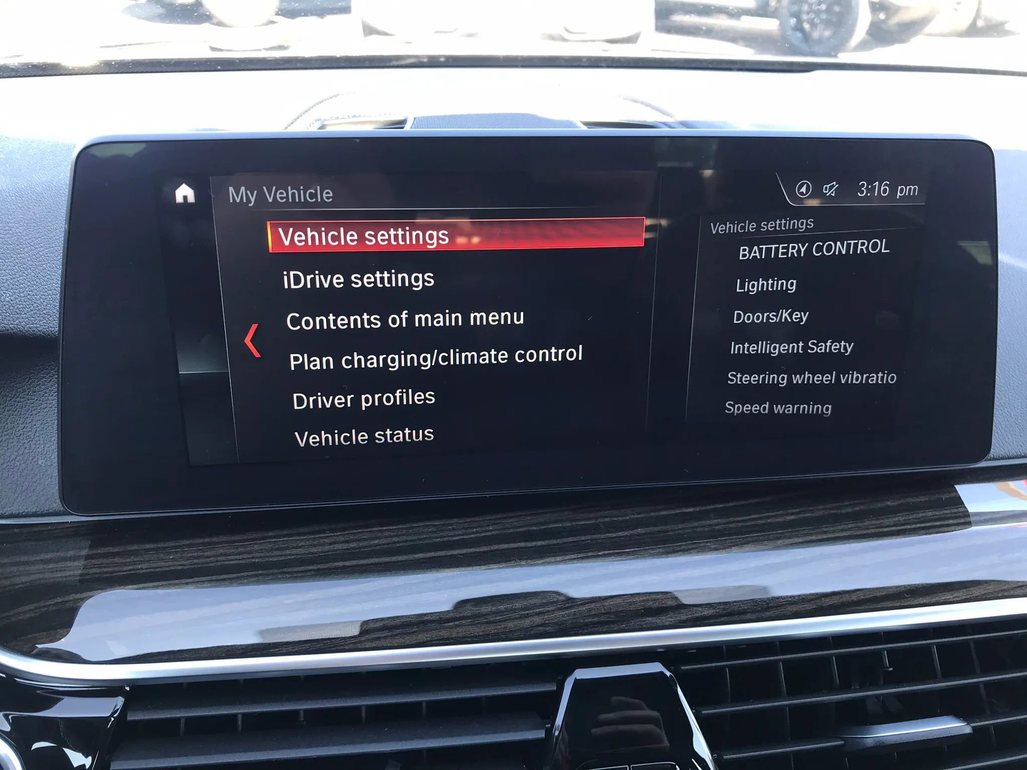Used 2018 BMW 530e xDrive w/ Premium Package 2 AWD/4WD image 25