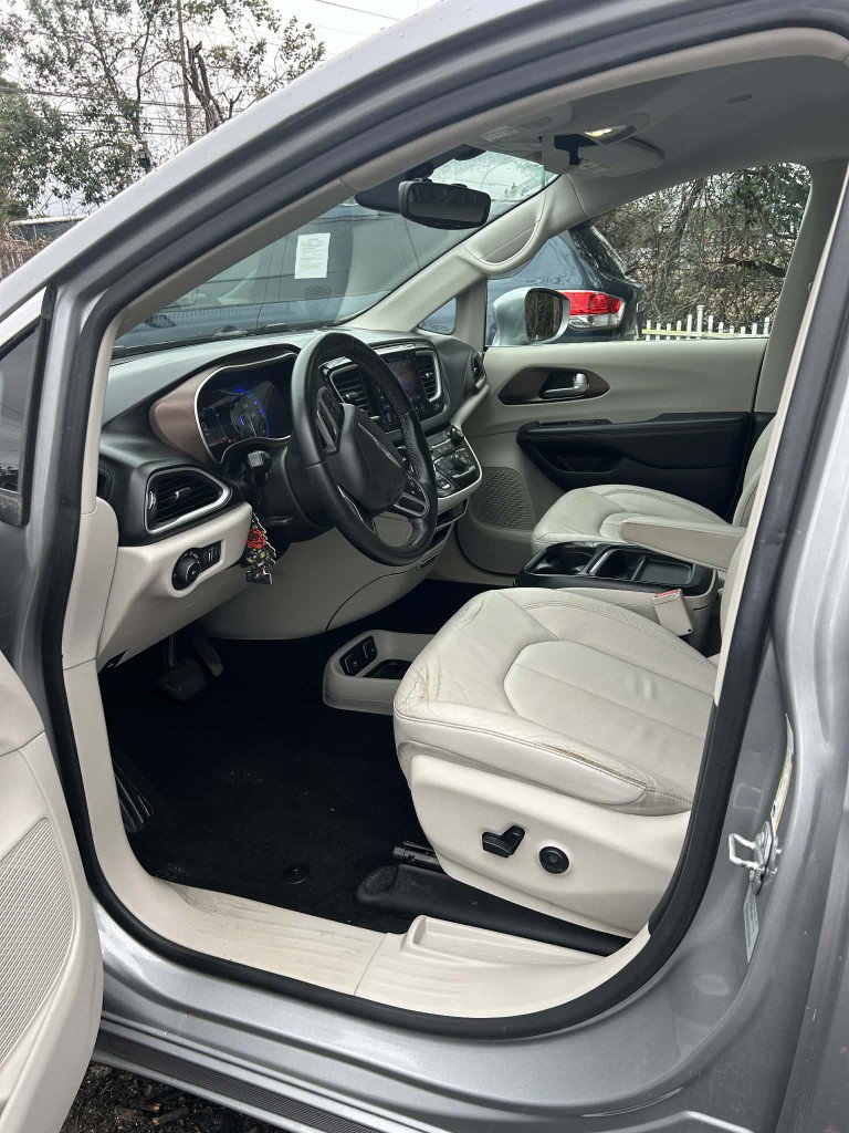 Used 2017 Chrysler Pacifica Touring-L w/ Tire & Wheel Group image 13