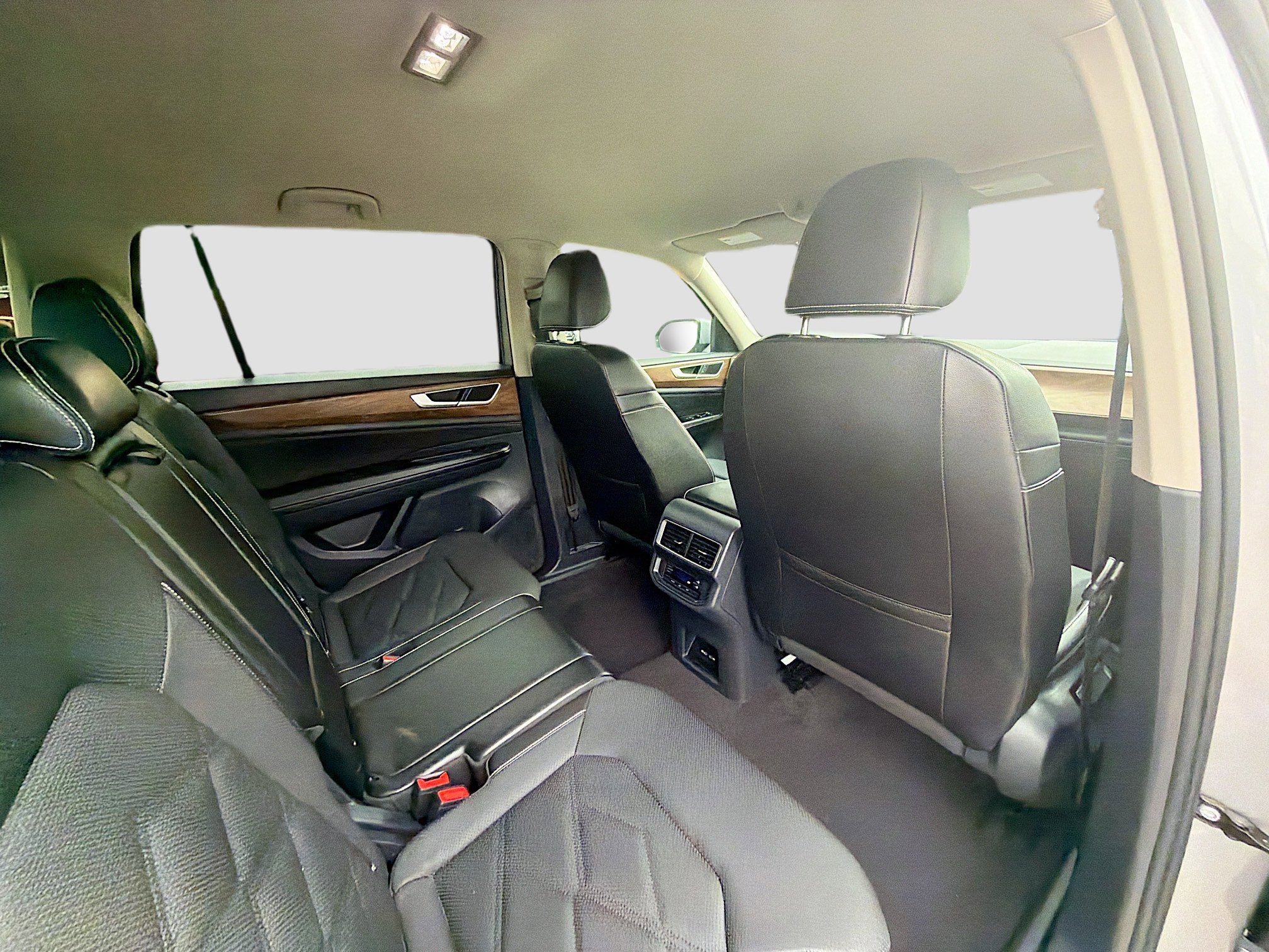 Used 2024 Volkswagen Atlas SE image 29