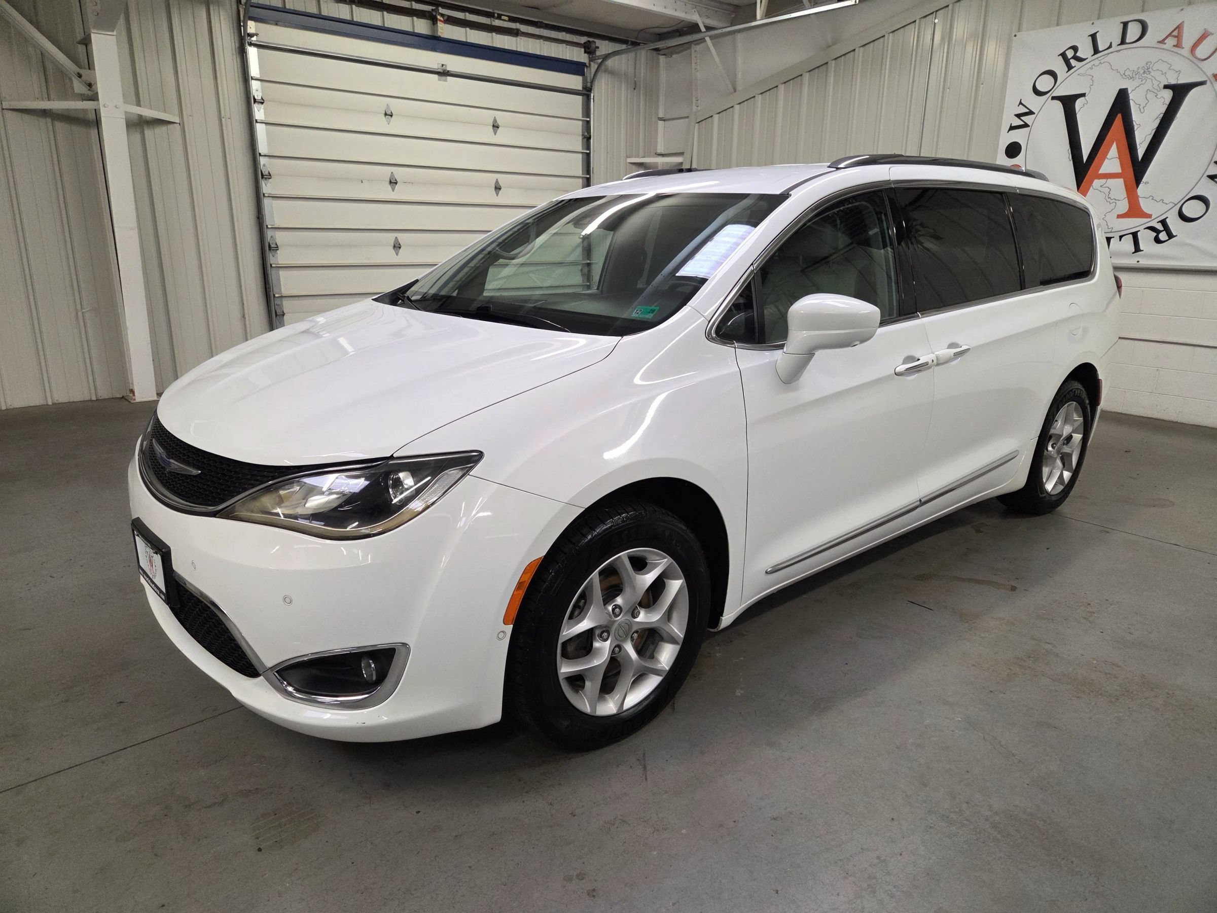 Used 2018 Chrysler Pacifica Touring-L Plus FWD image 2