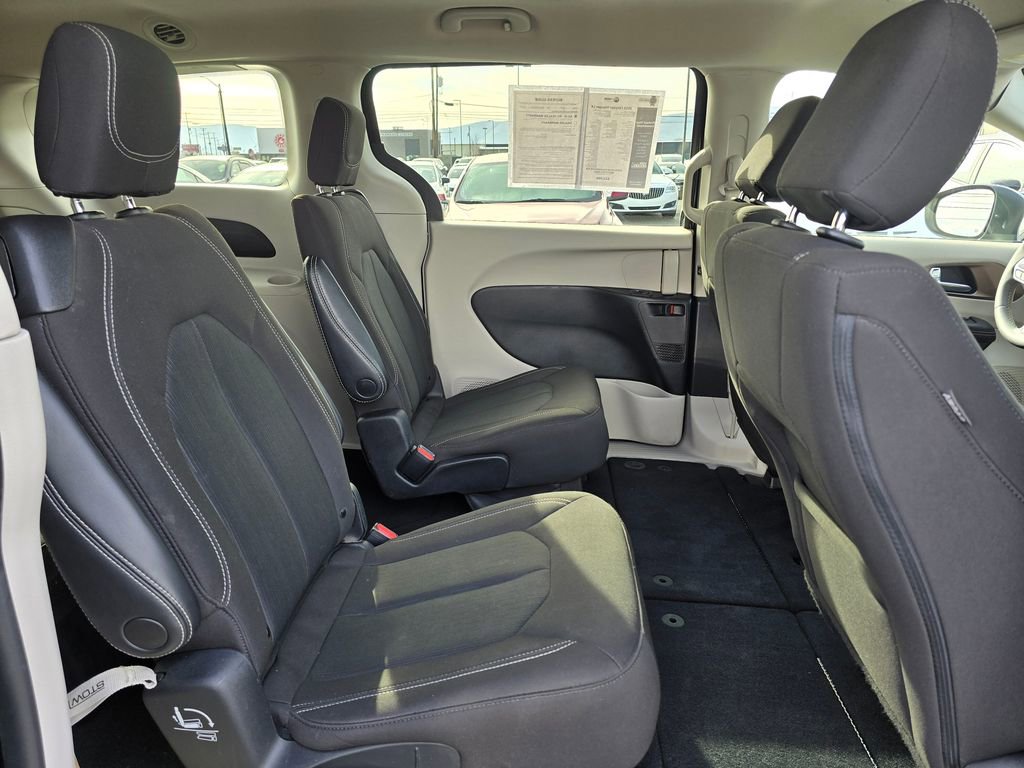 Used 2023 Chrysler Voyager LX image 11
