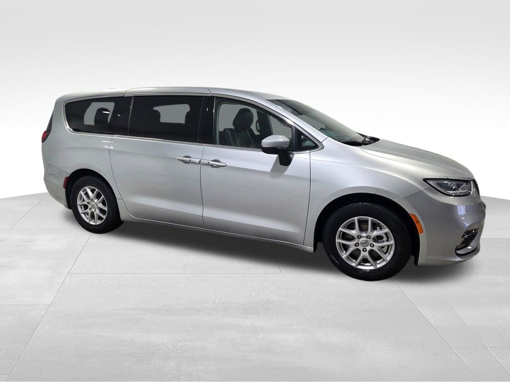 Certified 2023 Chrysler Pacifica Touring-L image 23