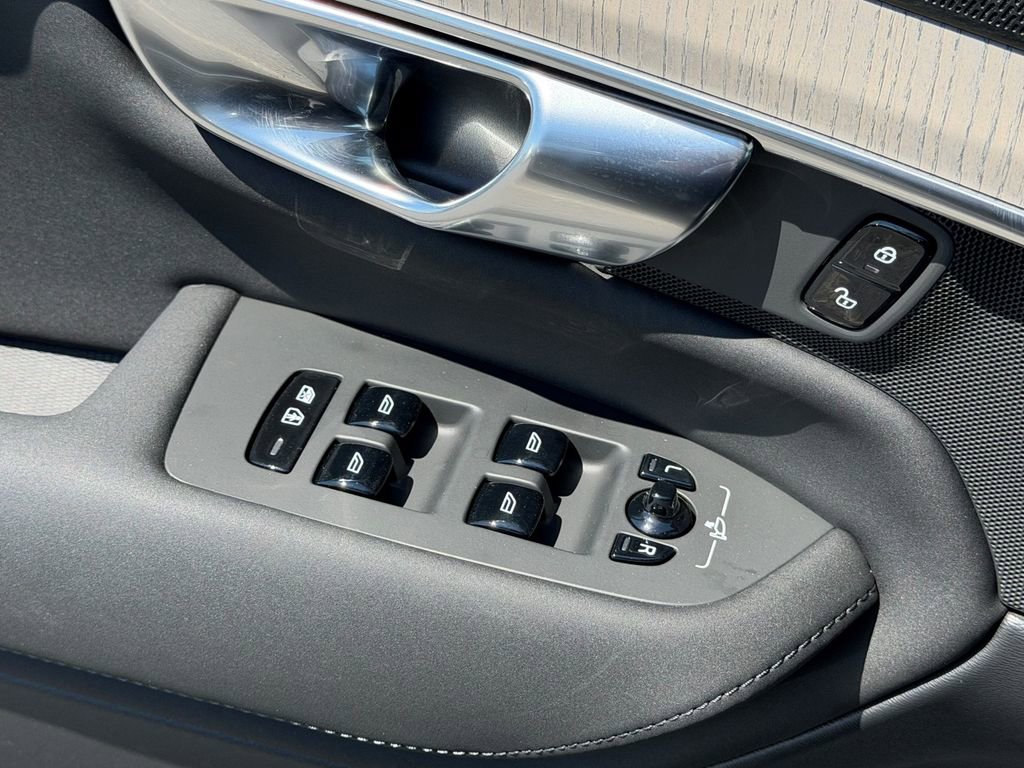 Certified 2025 Volvo XC90 T8 Ultra w/ Protection Package Premier AWD/4WD image 42