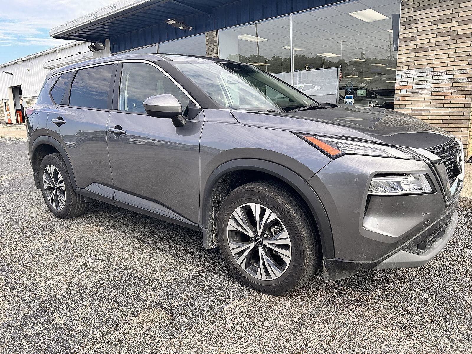 Used 2023 Nissan Rogue SV image 2