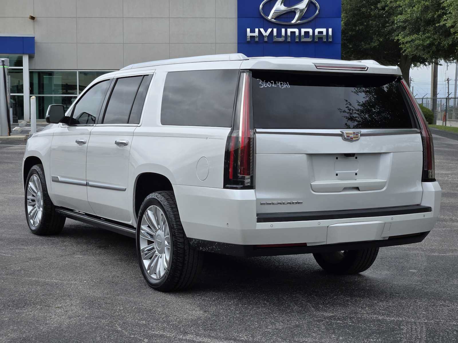 Used 2019 Cadillac Escalade ESV Platinum AWD/4WD image 5