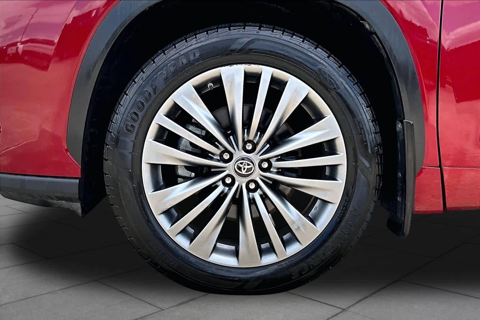 Used 2021 Toyota Highlander Platinum AWD/4WD image 11